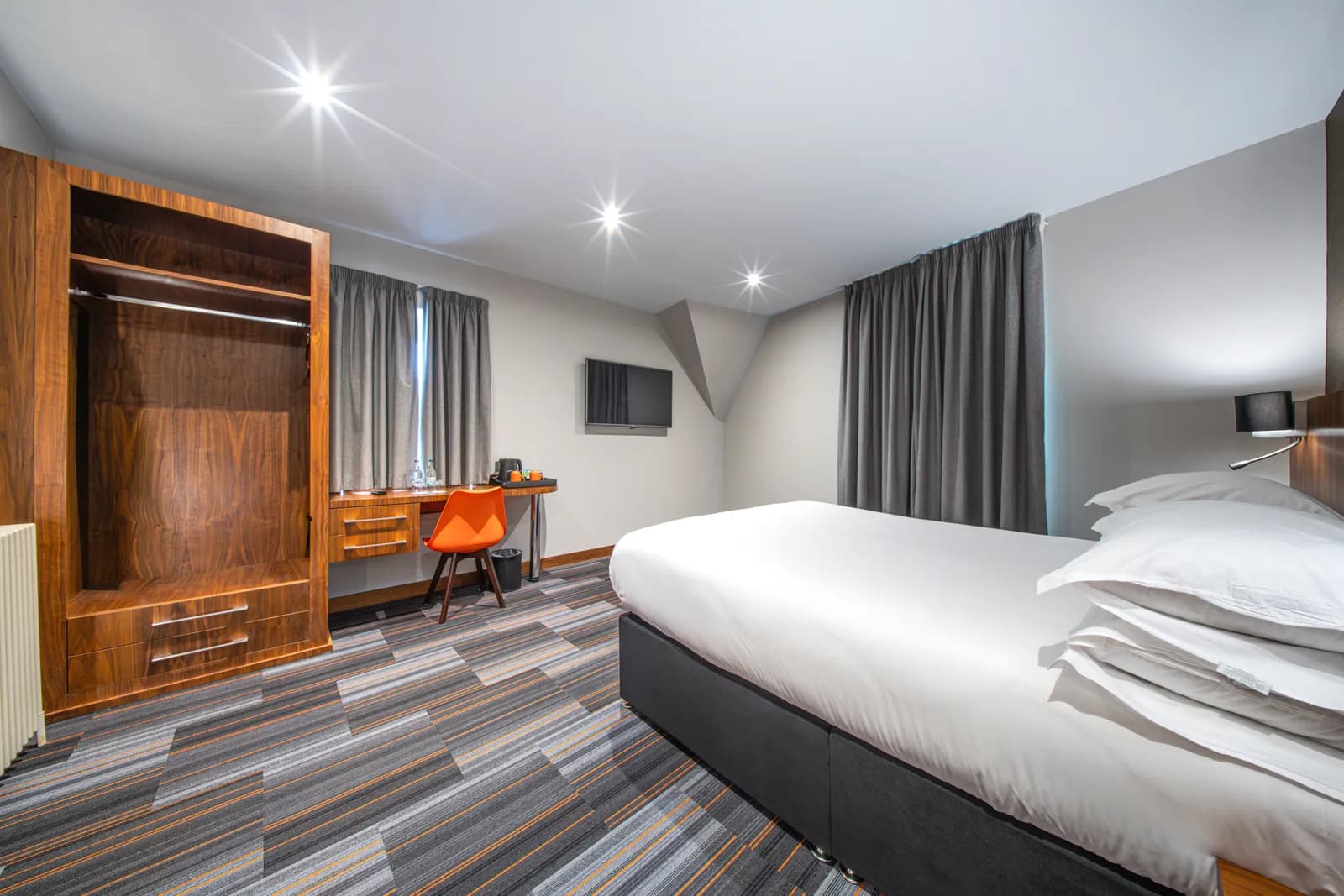 Classic King Room at The Inn Place, Edinburgh, photo 2