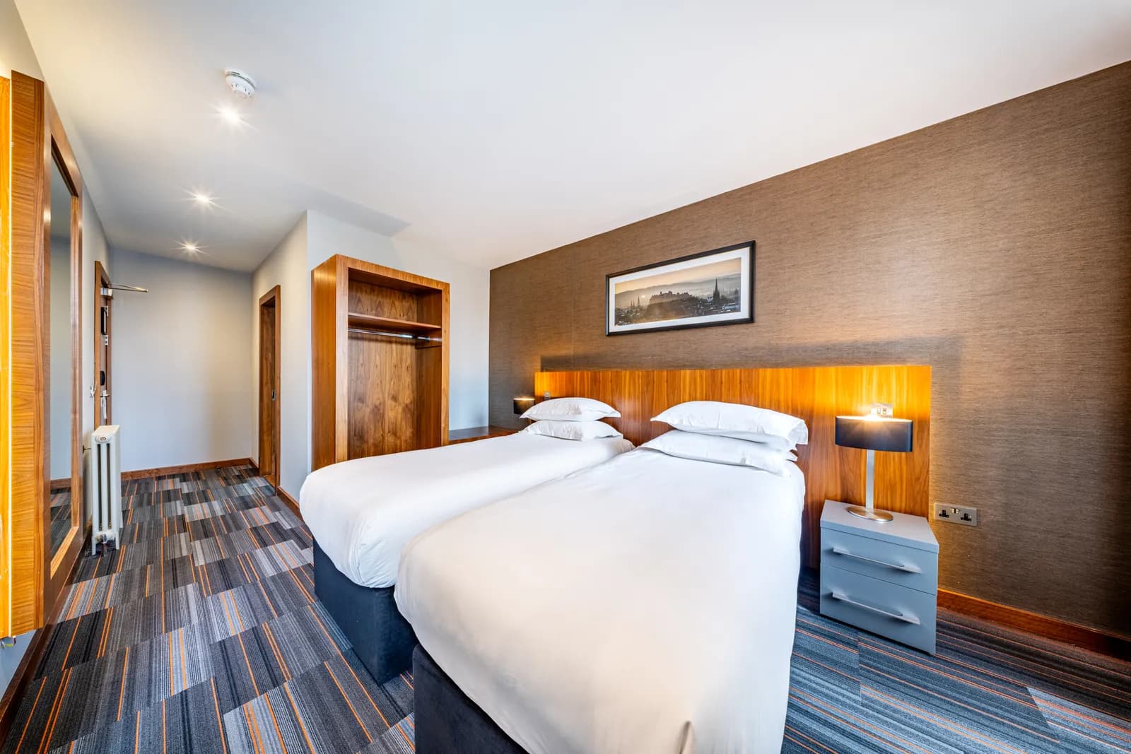 Classic Twin Room at The Inn Place, Edinburgh, photo 2