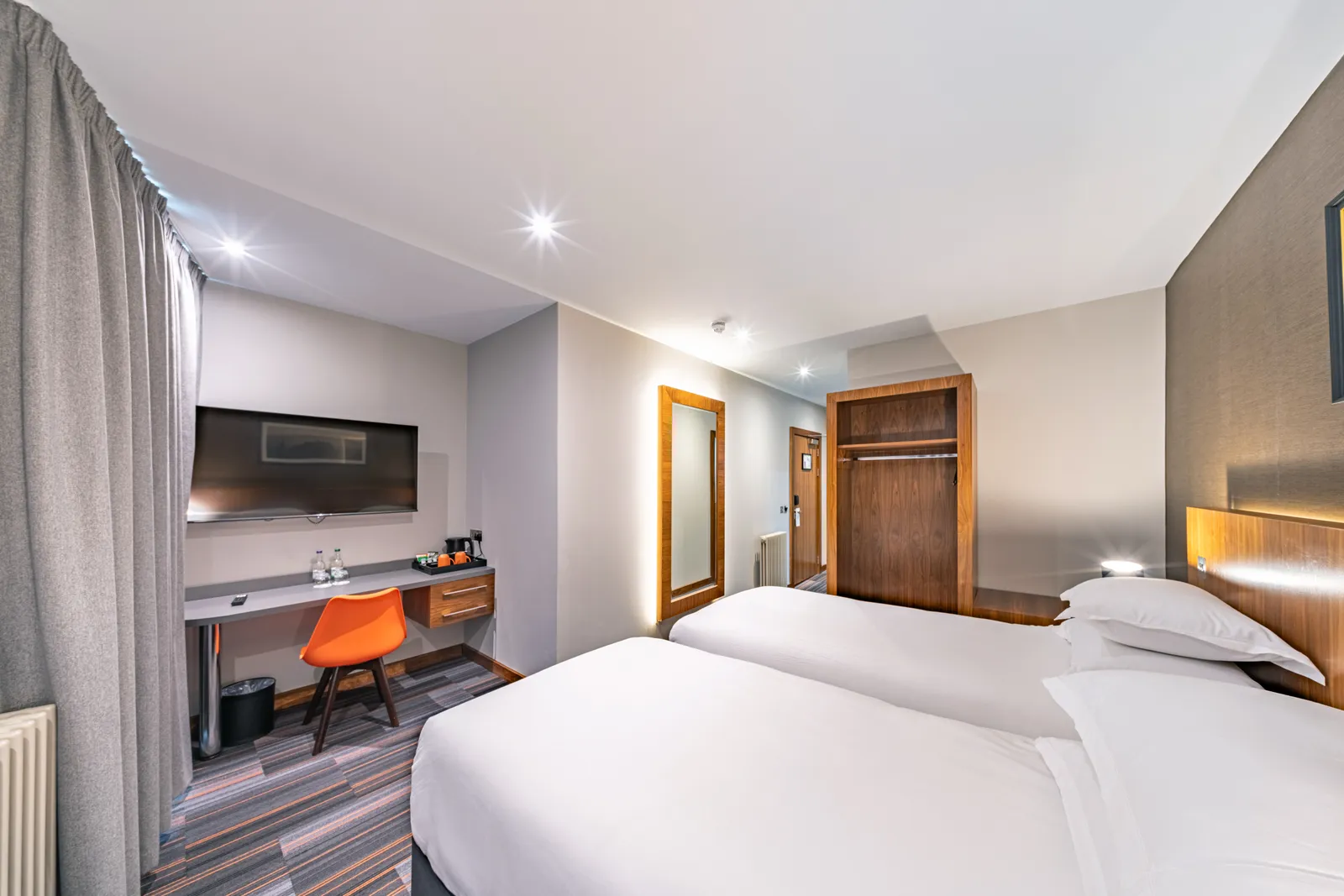 Classic Twin Room at The Inn Place, Edinburgh, photo 4