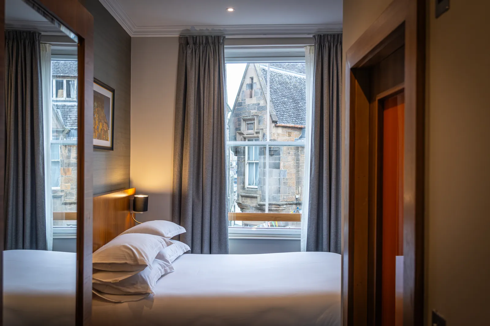 Old Town Double Room at The Inn Place, Edinburgh, photo 4