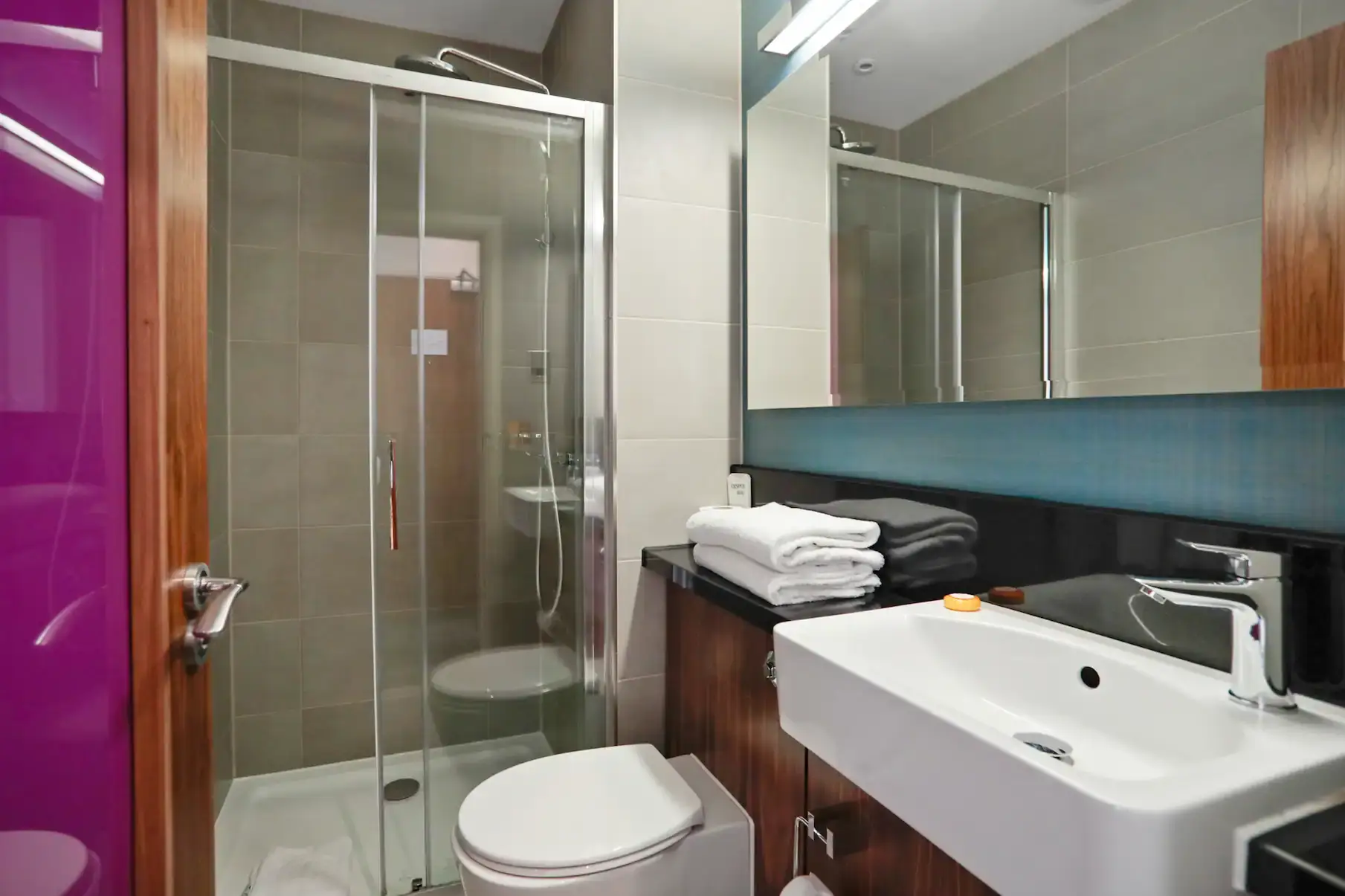 Cosy Double Room at The Place Hotel, Edinburgh, photo 3