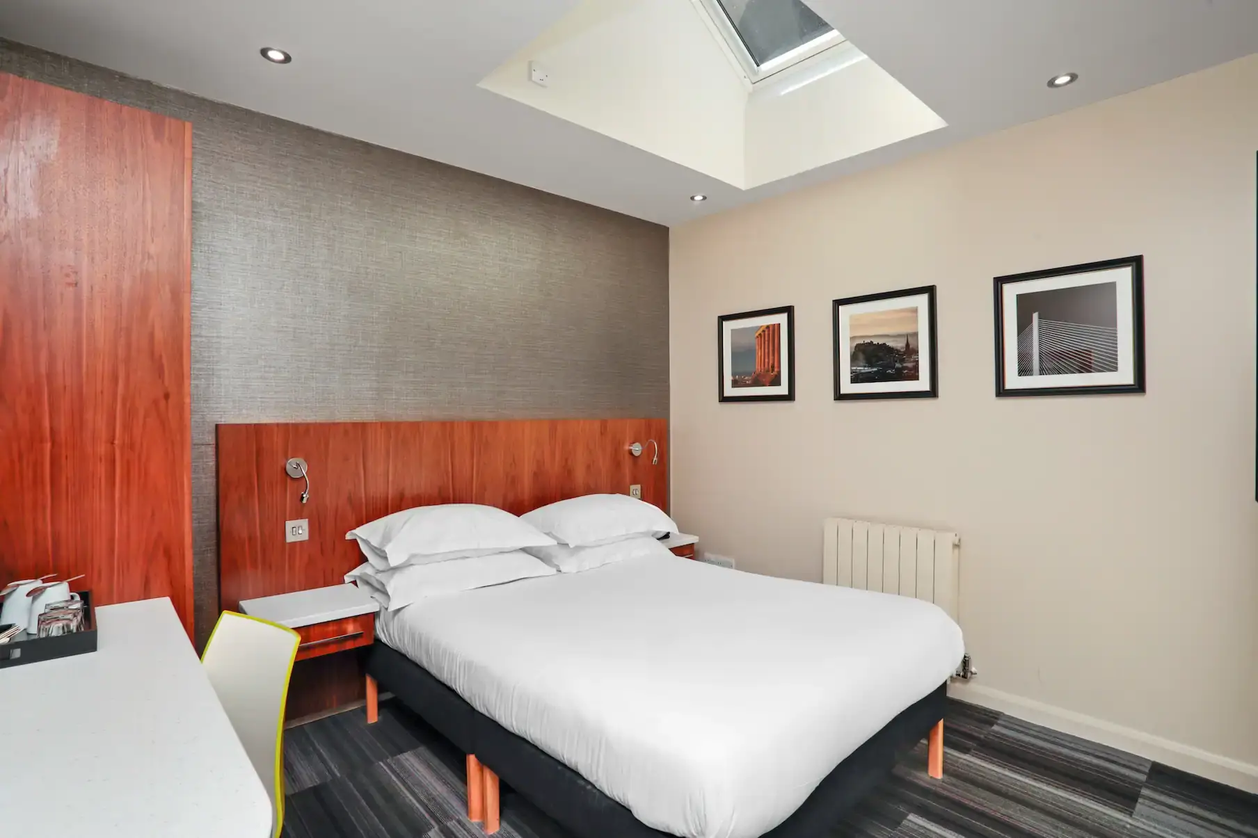 Cosy Double Room at The Place Hotel, Edinburgh, photo 4