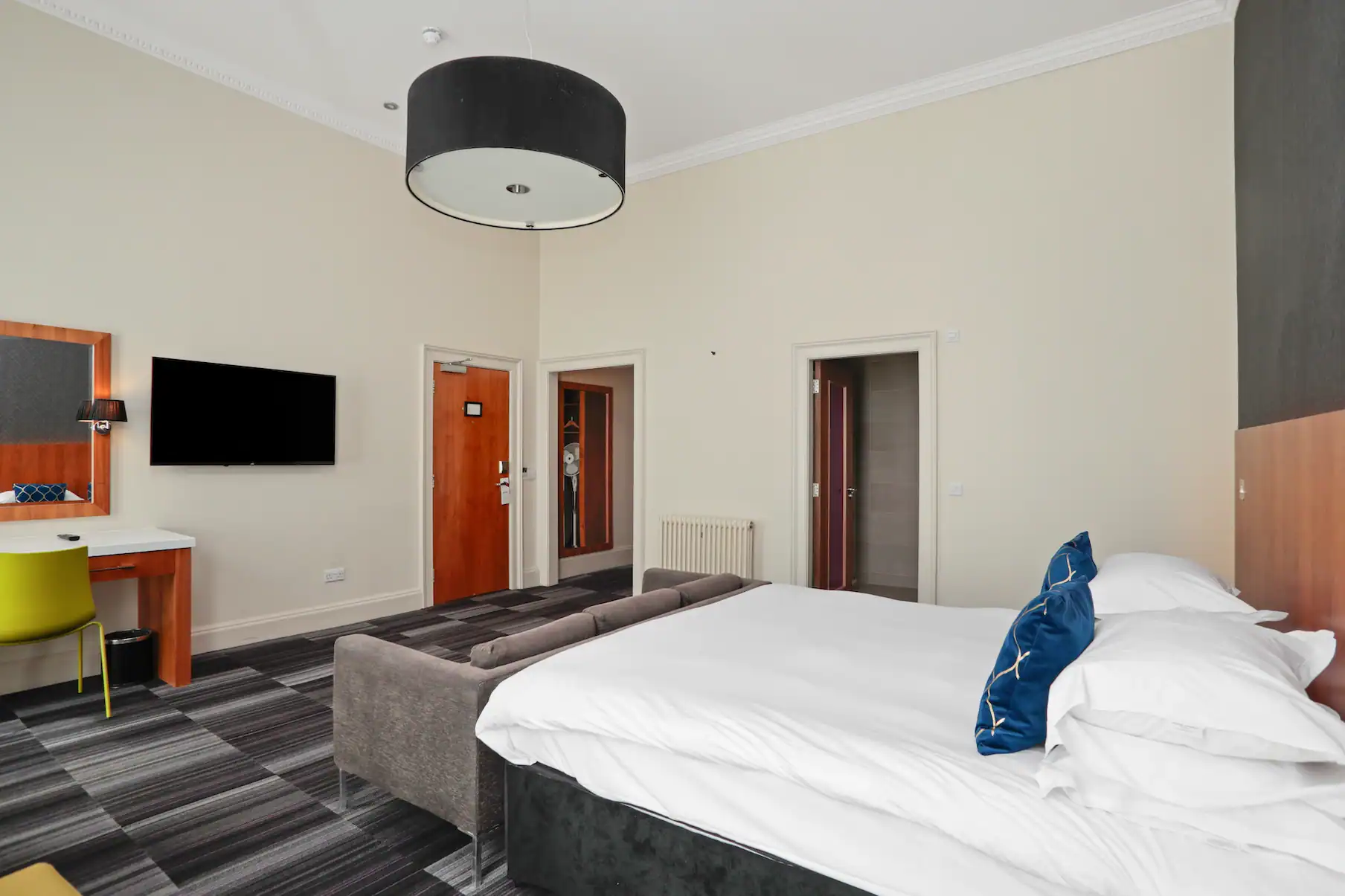 Grand & Spacious Room at The Place Hotel, Edinburgh, photo 3